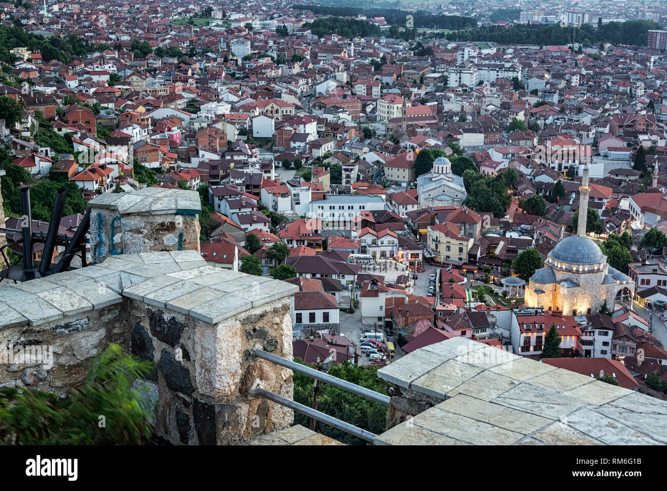 Auf der Suche nach unten von der Stadtmauer von Prizren Festung in Prizren, Kosovo Stockfoto
