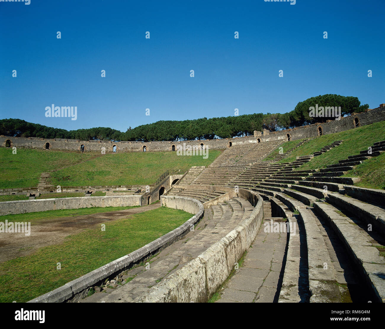 Italien. Pompeji. Die Amphiitheater. Es wurde um 80 v. Chr. erbaut. Sitzecke. Detail. Kampanien. Stockfoto