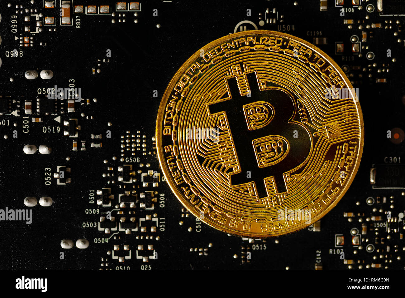 Dunkle gold Bitcoin auf crypto Bergbau GPU Platine computer hardware Stockfoto