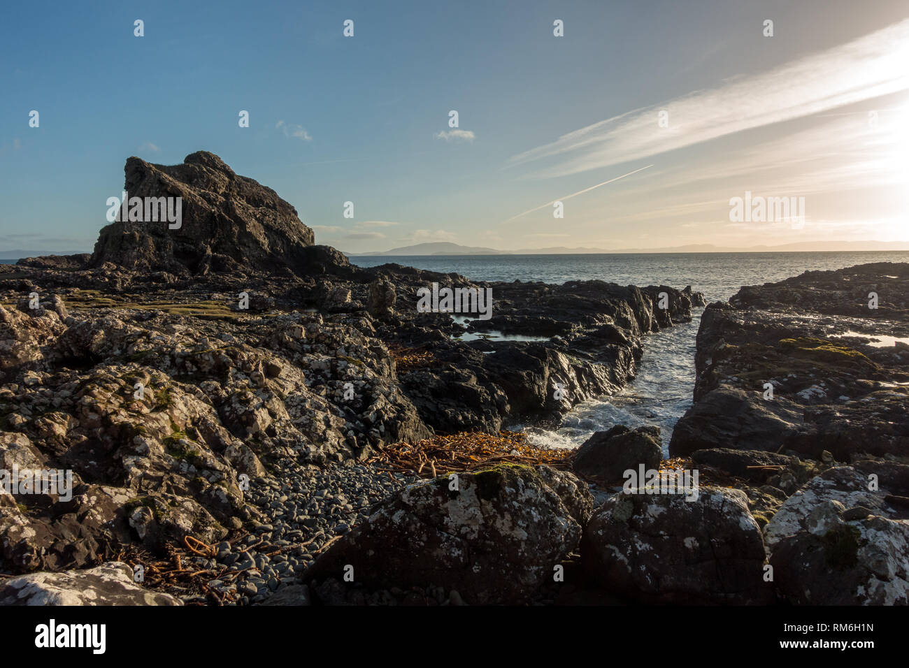 Küstenlandschaft Szene (mit basaltsäulen) von der Isle of Mull an der Carsaig Küste auf Islay und Jura, Schottland Stockfoto