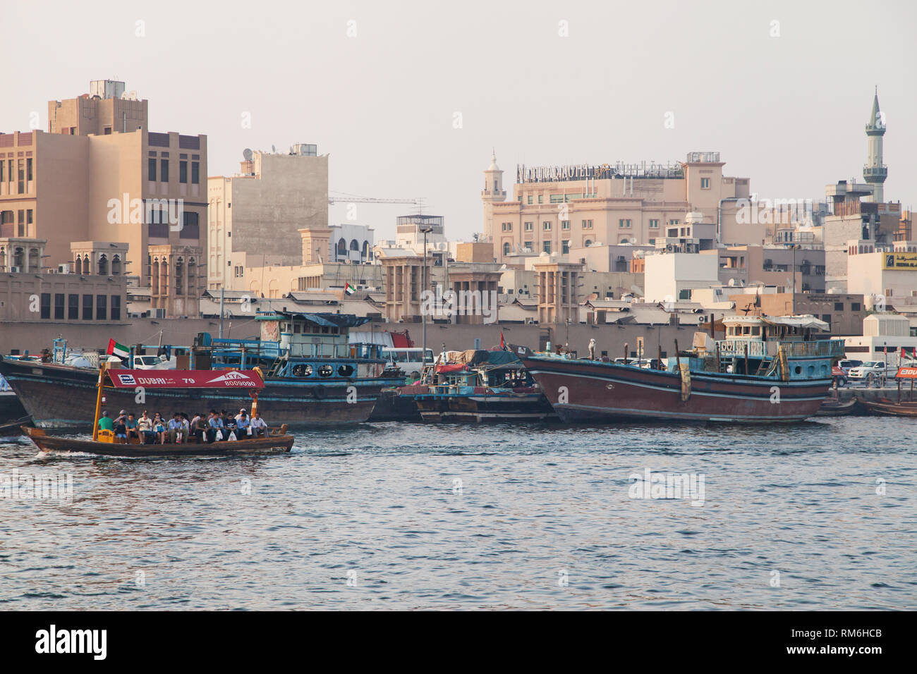 Dubai, Vereinigte Arabische Emirate - 8. September 2018: Abras und Daus in Dubai Creek, Deira, Dubai, Vereinigte Arabische Emirate. Stockfoto