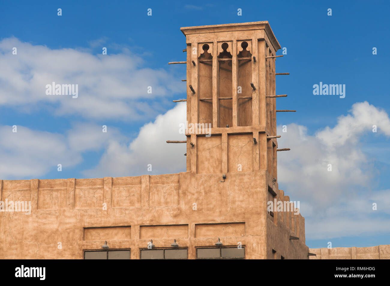 Traditionelle Wind Turm in Al Bastakiya historischen Bezirk, Dubai, Vereinigte Arabische Emirate. Stockfoto