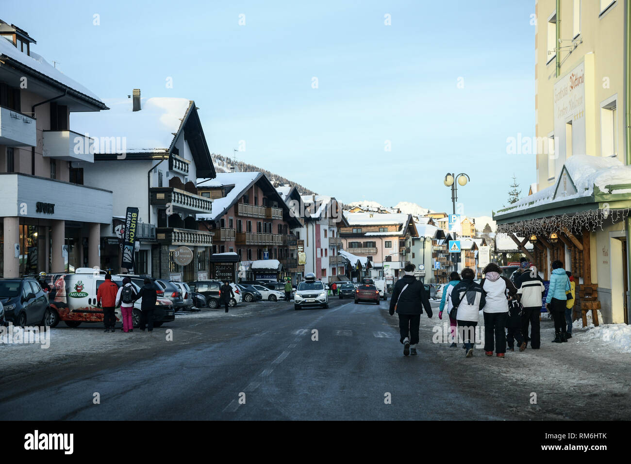 Passo del Tonale, Italien: Februar 08, 2019: die Menschen in dem Dorf Passo Tonale im Adamello Gebirge, den Alpen, Italien. Stockfoto