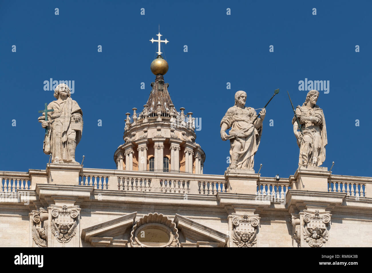 Statuen der Apostel auf der St. Peter's Basilica, San Pietro in Vaticano, Päpstliche Basilika St. Peter im Vatikan, Rom, Italien Stockfoto