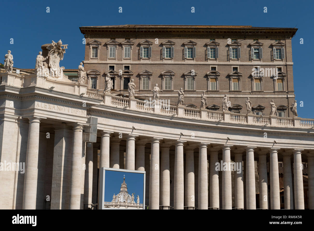 St. Peter's Square mit Blick auf den Päpstlichen Apartments, Kolonnaden, Apostolischer Palast, Piazza San Pietro, St. Petersplatz im Vatikan, Rom, Italien Stockfoto