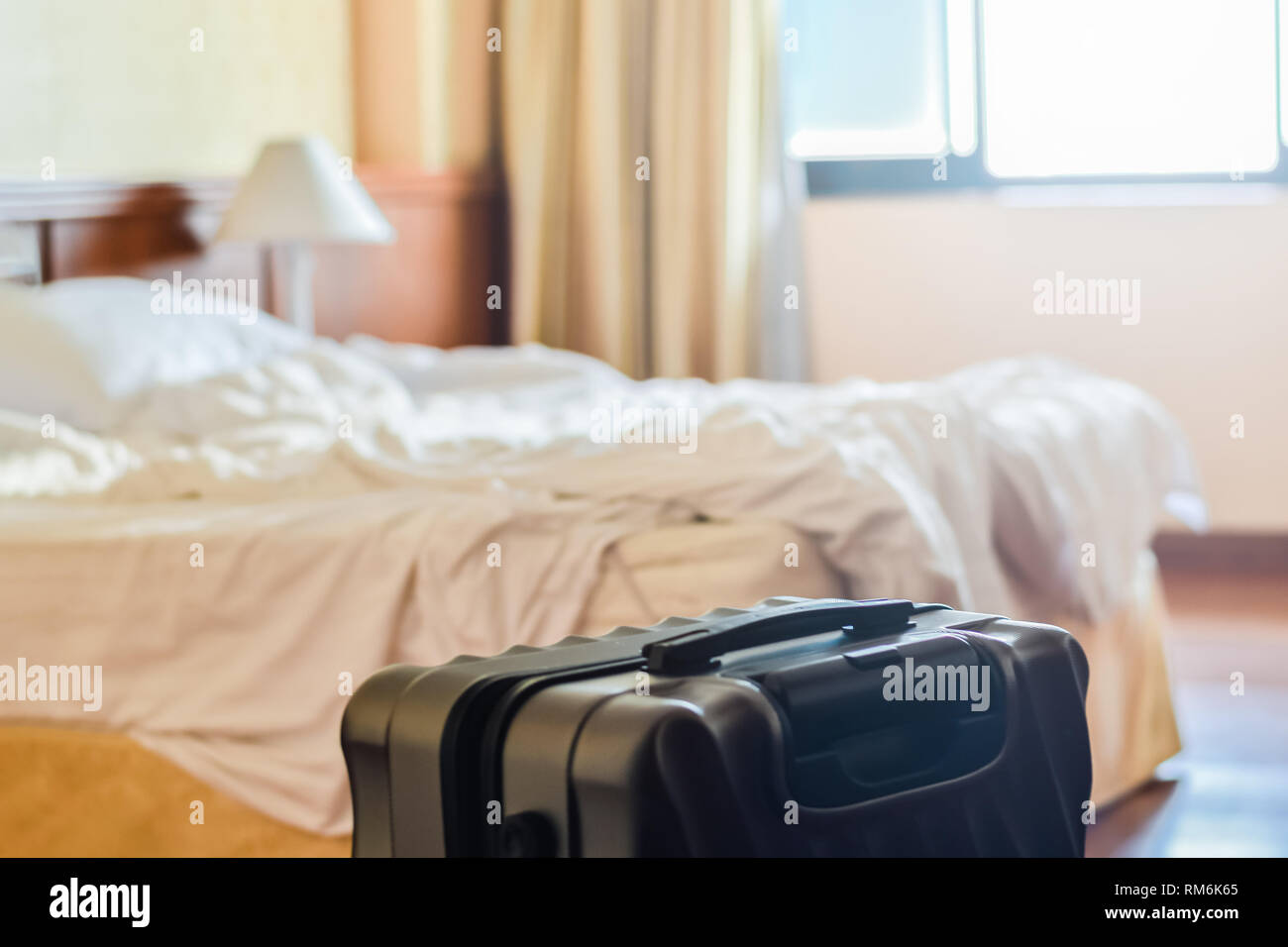 Koffer Gepäck Beutel in einem modernen Hotelzimmer vor Touristen oder Geschäftsleute zu checkin oder checkout aus dem Hotel nach Ferienhäuser Stockfoto
