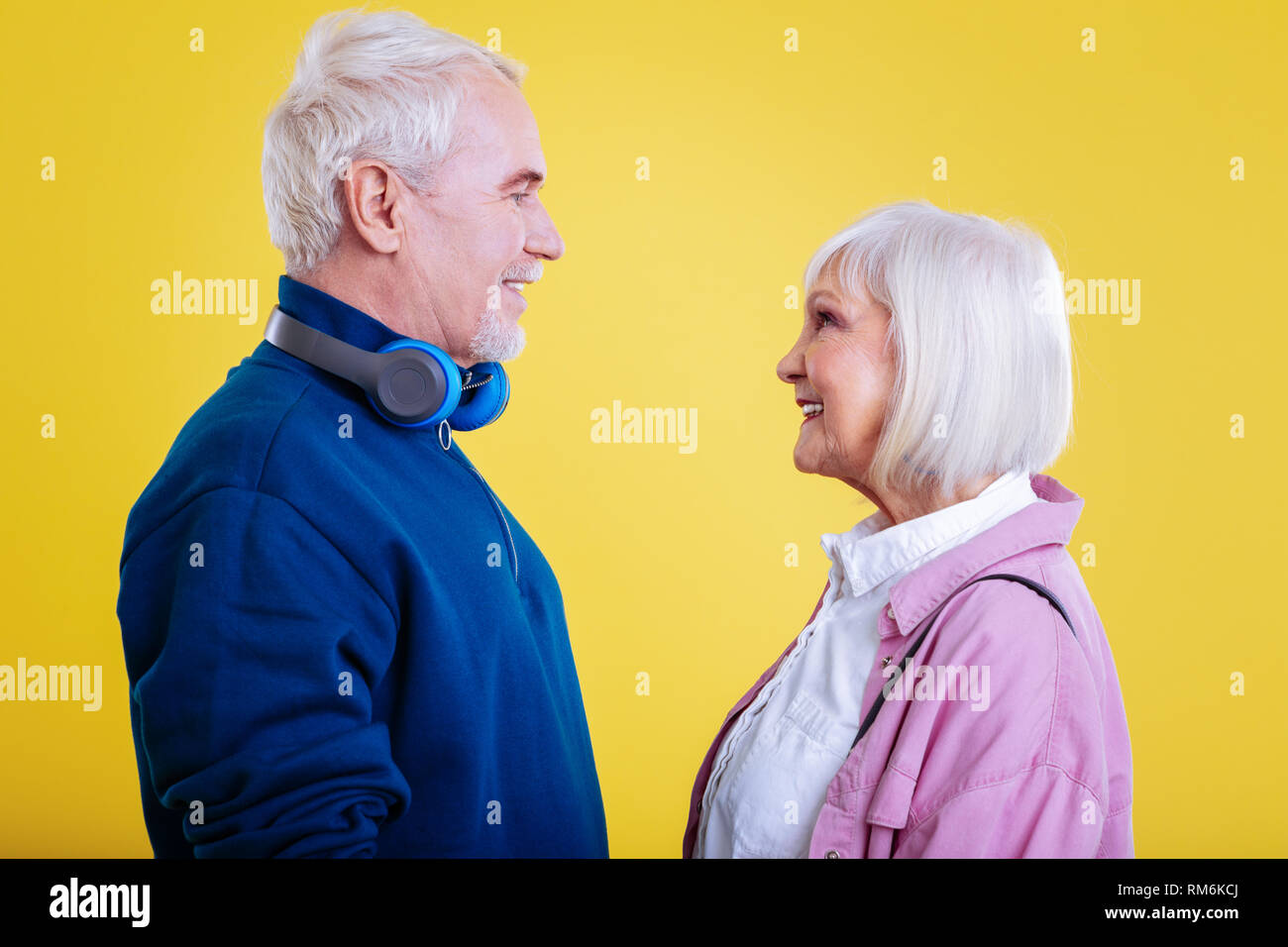 Liebevolle pensionierter Ehemann an seine schöne stilvolle Dame suchen Stockfoto
