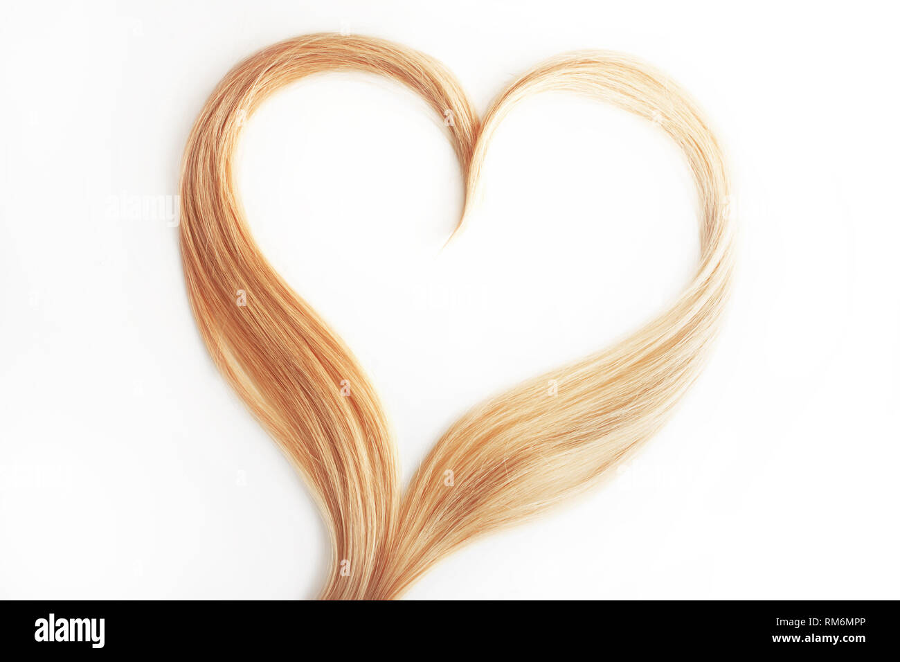 Ausrichtung des blonden Haares auf Weiß isoliert. Locken Haare in der Form eines Herzens, Gesundheit und Hair Care Konzept. Stockfoto