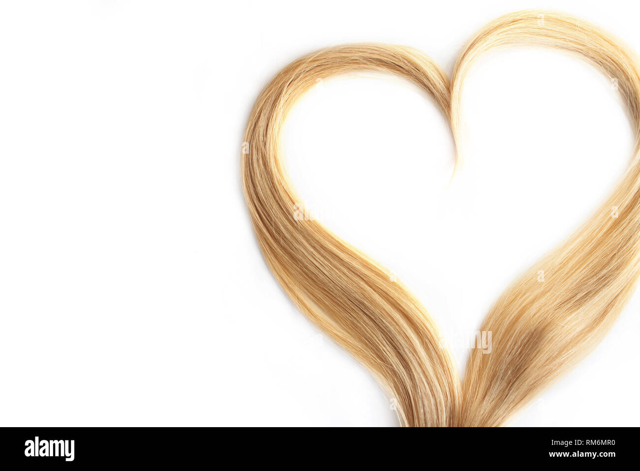 Ausrichtung des blonden Haares auf Weiß isoliert. Locken Haare in der Form eines Herzens, Gesundheit und Hair Care Konzept. Stockfoto