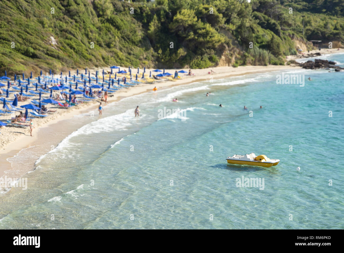 Ein Strand mit der Blauen Regenschirme - unscharfes Bild Stockfoto