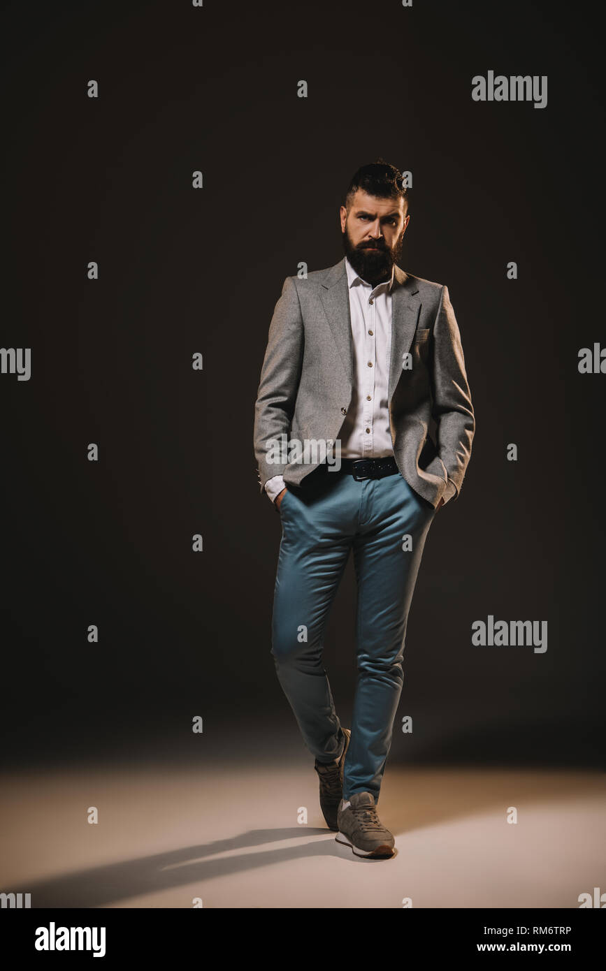 Schönen Bart Geschäftsmann in Jacke braun Posing Stockfoto