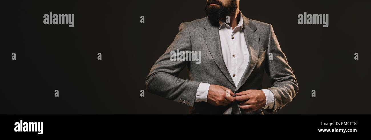 7/8-Ansicht von Bart Geschäftsmann in graue Jacke isoliert auf Braun Stockfoto