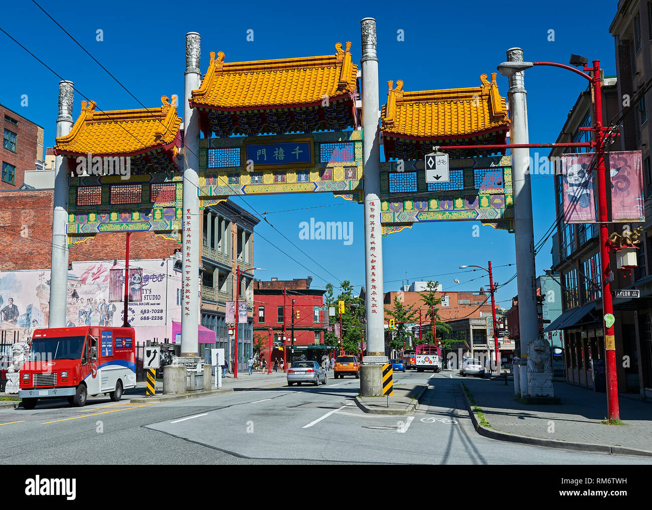 Vancouver, B.C., Kanada - Juli 6, 2012: Millennium Gate auf Pender Street in Chinatown, Vancouver, Kanada Stockfoto