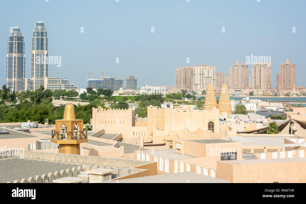 Blick über Katara Cultural Village zum Pearl District in Doha, Katar. Stockfoto