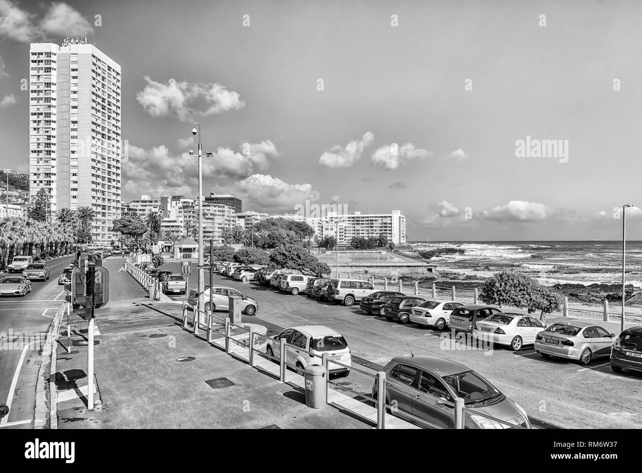 Kapstadt, Südafrika, 17. AUGUST 2018: Ein Blick auf die Beach Road und Sea Point in Kapstadt. Der Atlantik, Gebäude und Fahrzeuge sichtbar sind. Mo Stockfoto