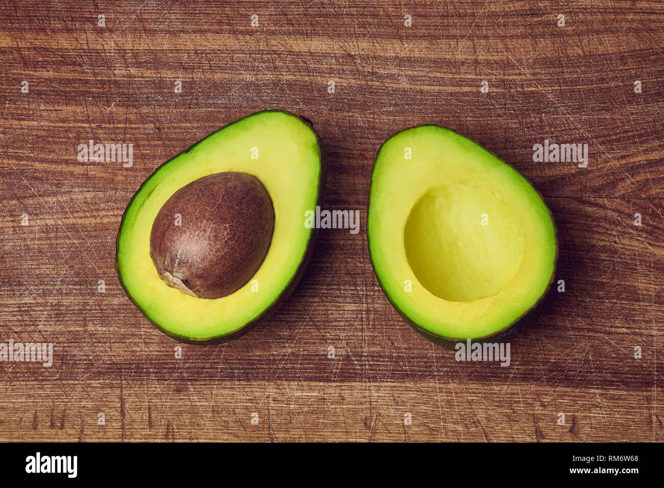Avocados auf Holz Hintergrund Stockfoto