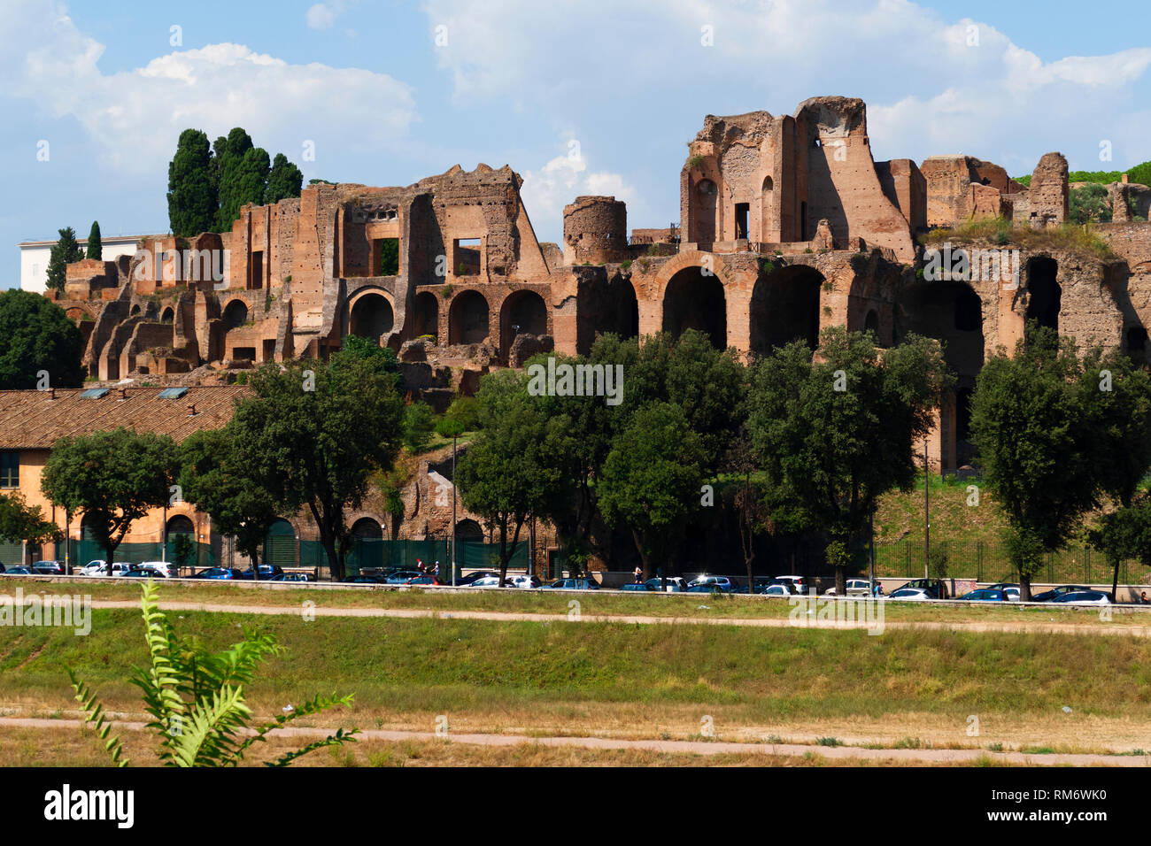 Der Circus Maximus, Circo Massimo und dem Palatin Hügel mit den Ruinen von Domus Augustana im Hintergrund, Rom, Italien Stockfoto