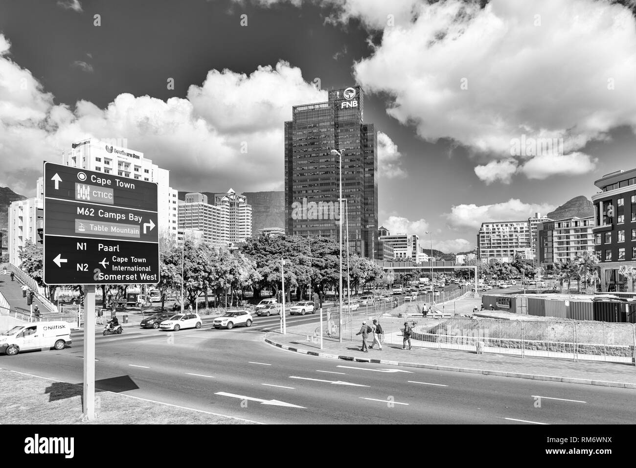 Kapstadt, Südafrika, 17. AUGUST 2018: Eine Ansicht von der Straße M62 an der Kreuzung mit der Dock Road in der Cape Town Central Business District. Fahrzeuge und p Stockfoto