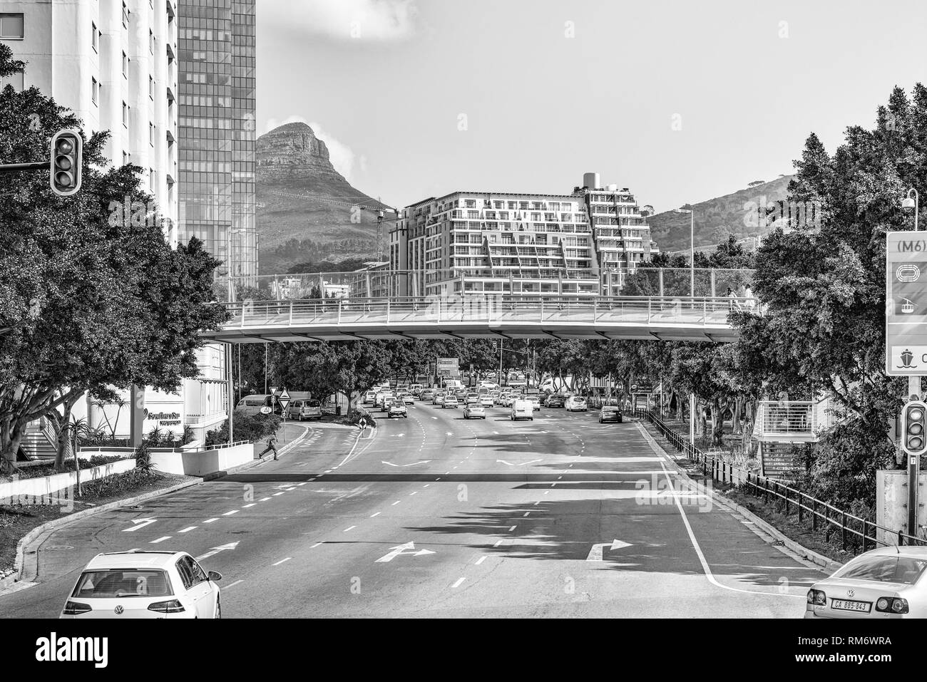 Kapstadt, Südafrika, 17. AUGUST 2018: Eine Ansicht von der Straße M62 an der Kreuzung mit der Dock Road in der Cape Town Central Business District. Lions Head, ein Stockfoto