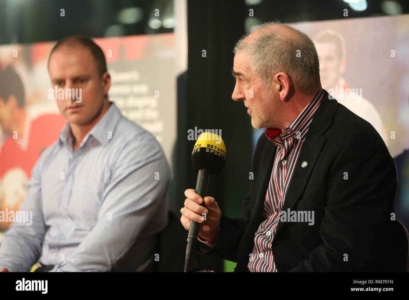 Michael 'Mickey' Harte ist ein Gaelic football manager von Nordirland. Er ist der erfolgreichste Manager der Tyrone Senior Inter-Grafschaft-Team führte die Grafschaft zu drei All-Ireland Titel, fünf Ulster Titel, eine nationale Liga, und neun Dr. McKenna Tassen zu Datum, ab Januar 2017. Gaelic Football, gemeinhin als Fußball oder Gälisch bezeichnet, ist eine irische Mannschaft Sport. Es wird zwischen zwei Mannschaften von 15 Spieler auf einem rechteckigen Rasen gespielt Stockfoto