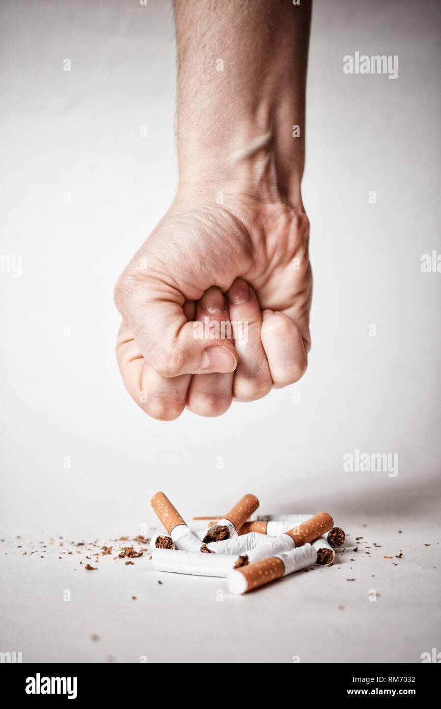 Hand des Menschen brechen jetzt aufhören zu rauchen Zigaretten. Stockfoto