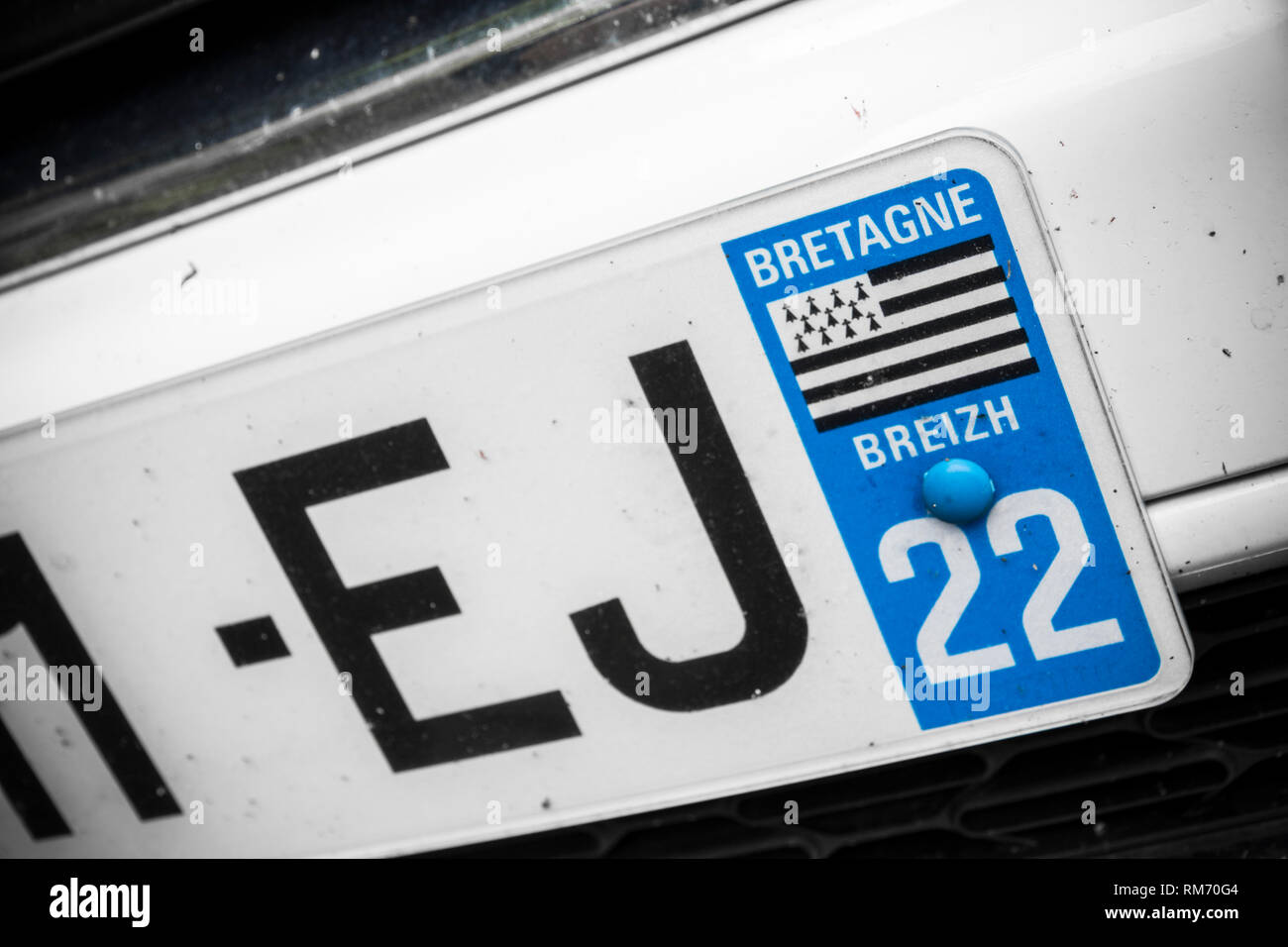 Rennes, Frankreich. Vordere Auto Schild an einem französischen Auto mit der Fahne Bretagne (Bretagne) Stockfoto