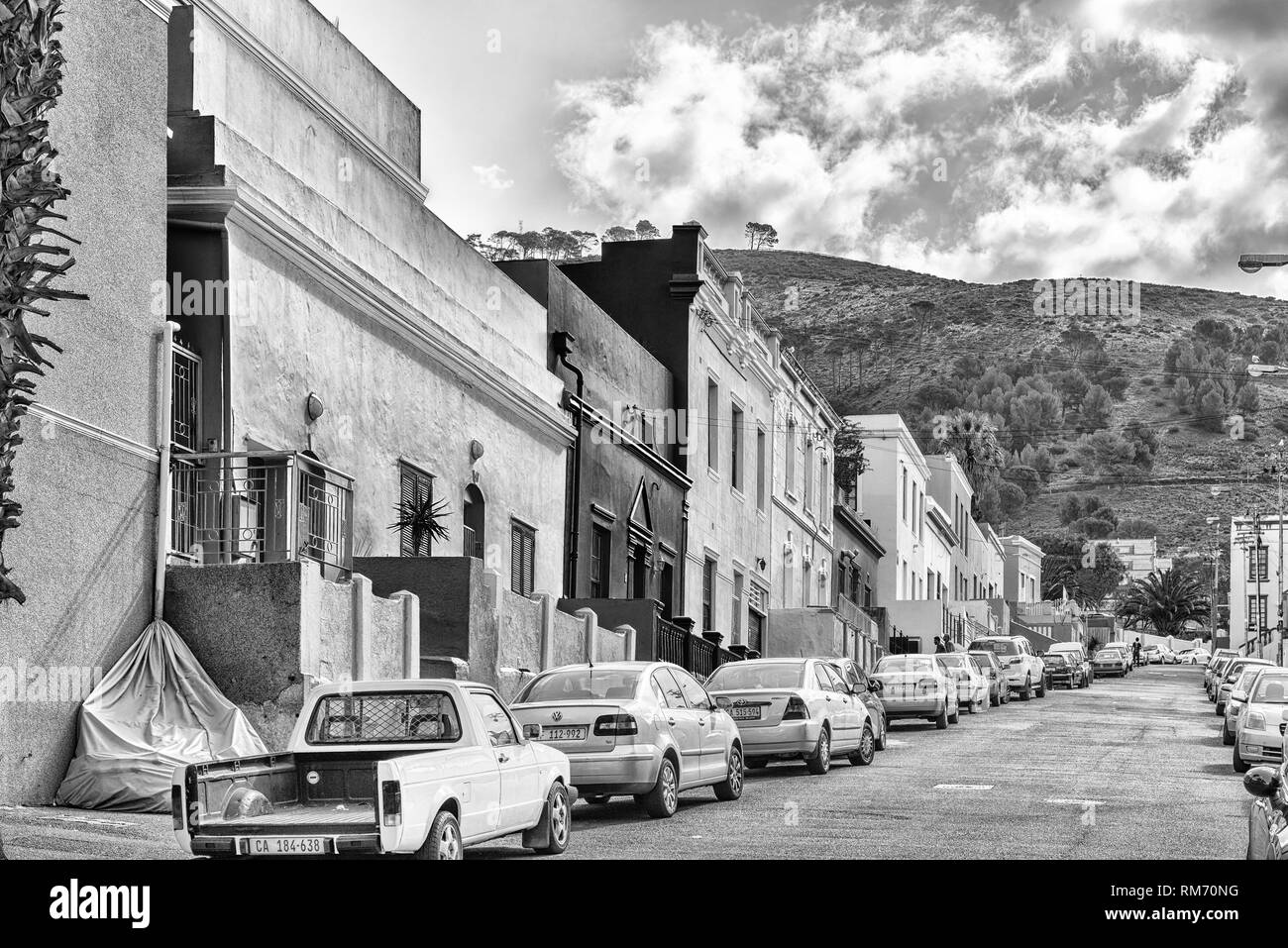 Kapstadt, Südafrika, 17. AUGUST 2018: eine Straße, Szene, mit historischen Häusern, im Bo-Kaap in Kapstadt in der Western Cape Provinz. Signal Hill Stockfoto