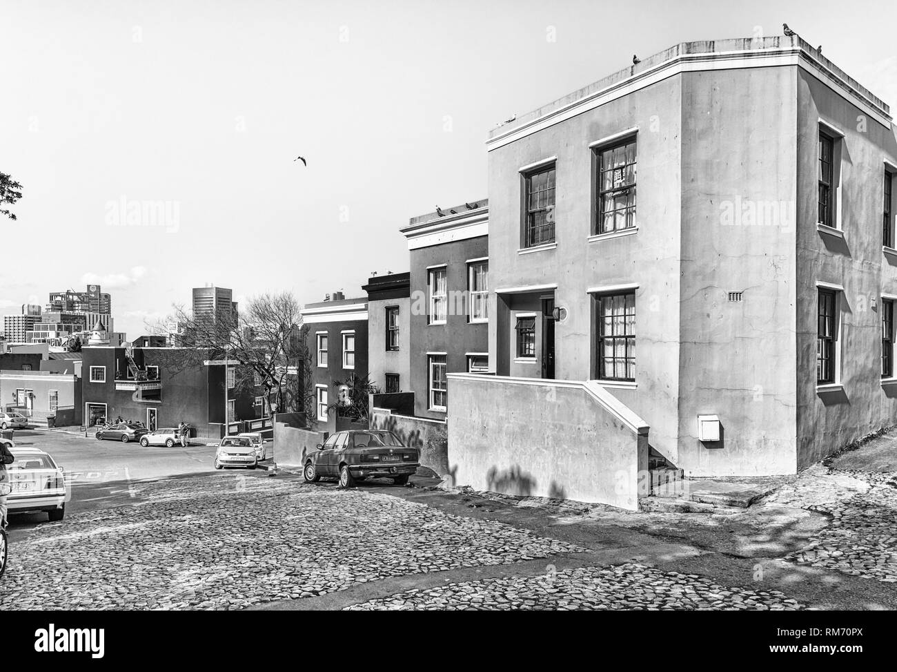 Kapstadt, Südafrika, 17. AUGUST 2018: eine Straße, Szene, mit historischen Häusern und Fahrzeugen in den Bo-Kaap in Kapstadt in der Western Cape Provinz. Stockfoto