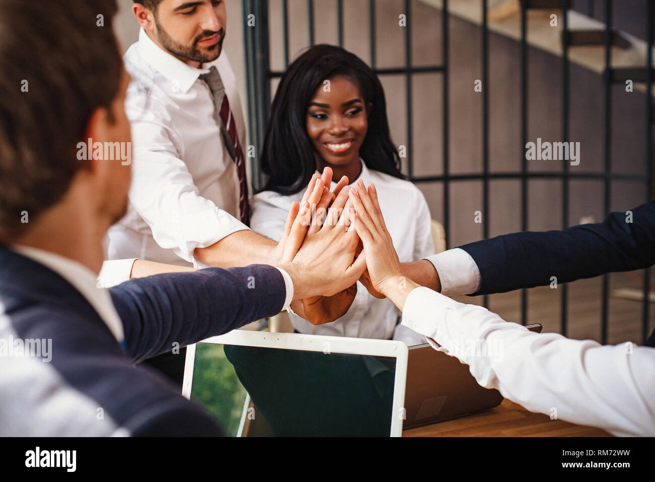 Geschäft Leute melden Sie Hände Erfolg feiern. Stockfoto
