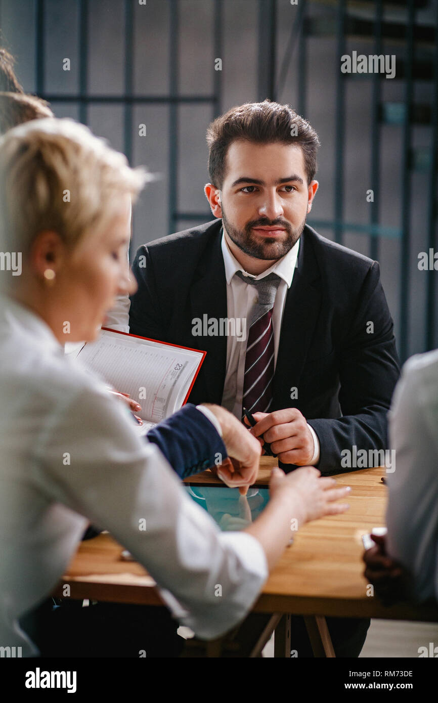 Gut aussehender Geschäftsmann aufmerksam zuhört, eine Rede auf einer Konferenz Stockfoto
