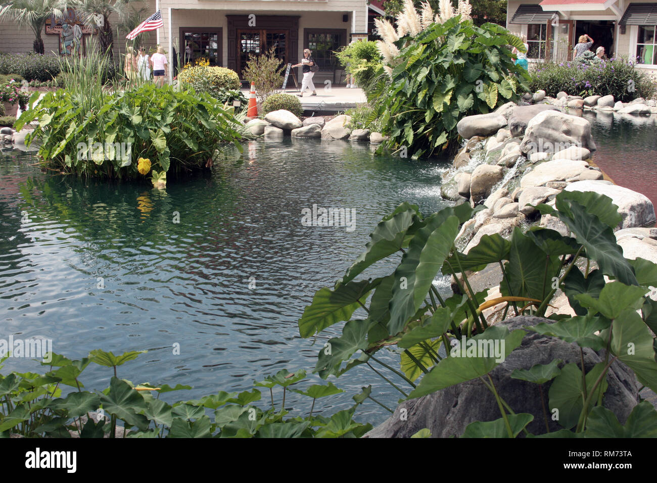 Landschaft und Brunnen bei Barefoot Landing in Myrtle Beach, SC Stockfoto