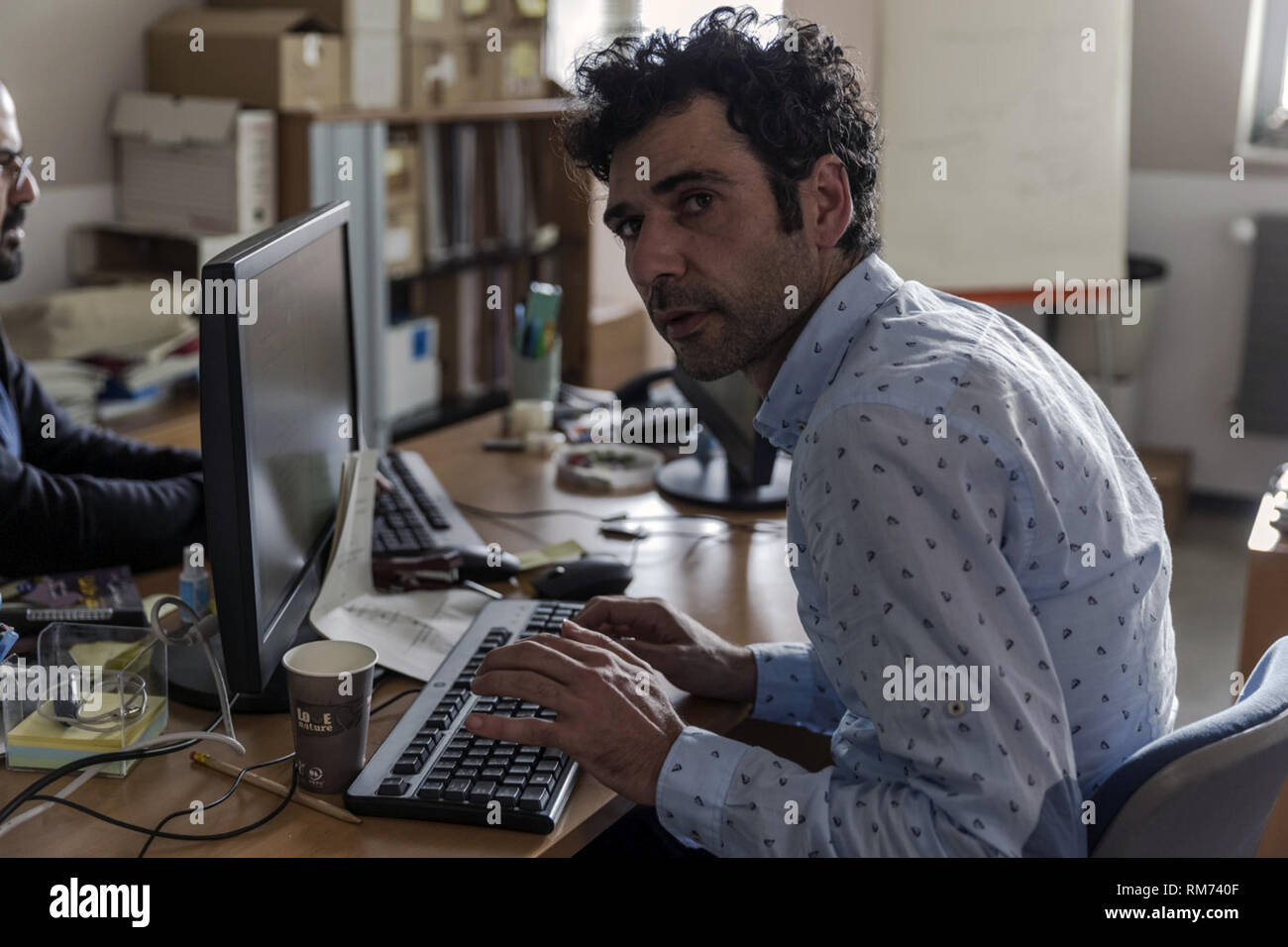 Tel Aviv in Feuer ist ein 2018 Film unter der Regie von Sameh Zoabi. Dieses Foto ist nur für den redaktionellen Gebrauch bestimmt und unterliegen dem Copyright der Film Company und/oder der bezeichneten Fotograf durch den Film oder die Produktion Firma zugewiesen. Stockfoto
