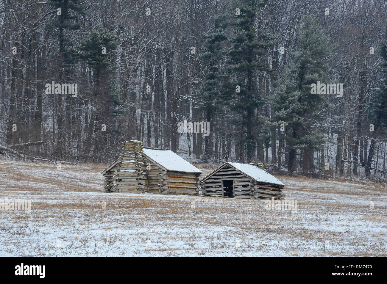 Chesterbrook PA USA: 02 11 2019 historische Hütten in verschneite Wälder im Winter Stockfoto