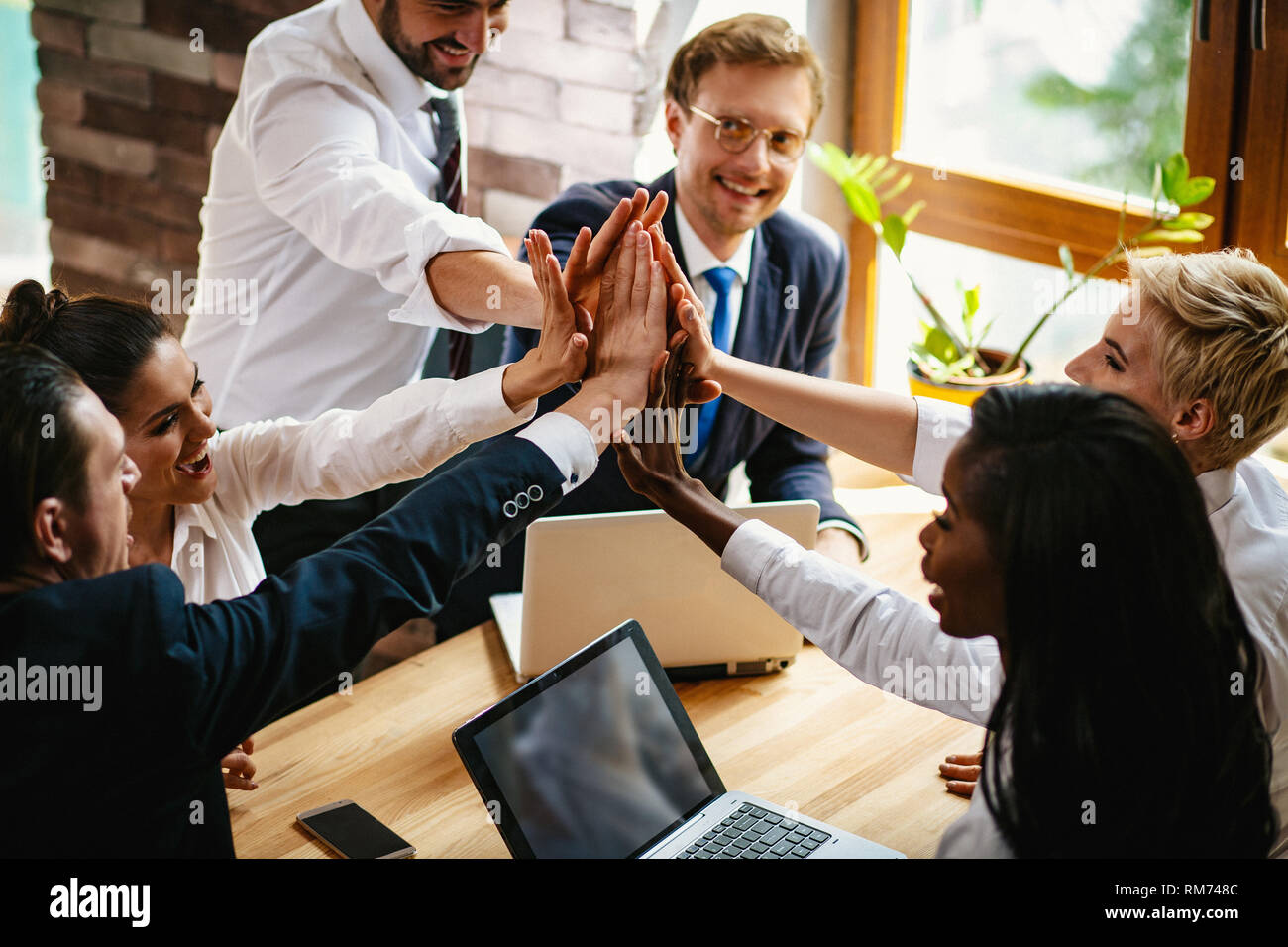 Geschäft Leute melden Sie Hände Erfolg feiern. Stockfoto