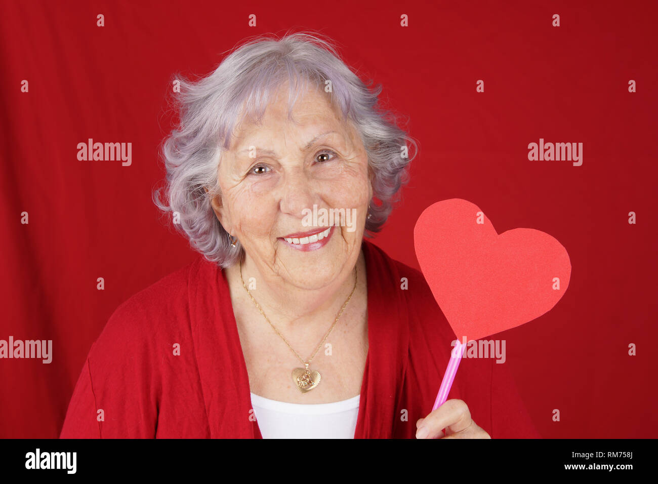 Ältere Frau oder Oma mit herzförmigen Schild, Tag Valentinstag Konzept Stockfoto