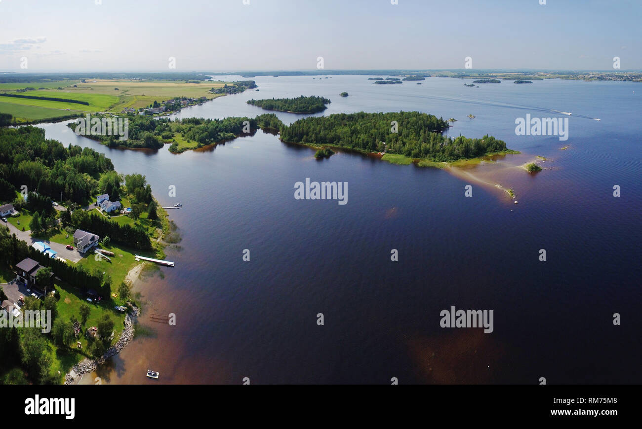 Schöne Luftaufnahme von l Flussmündung mit Häusern und Hütten Stockfoto