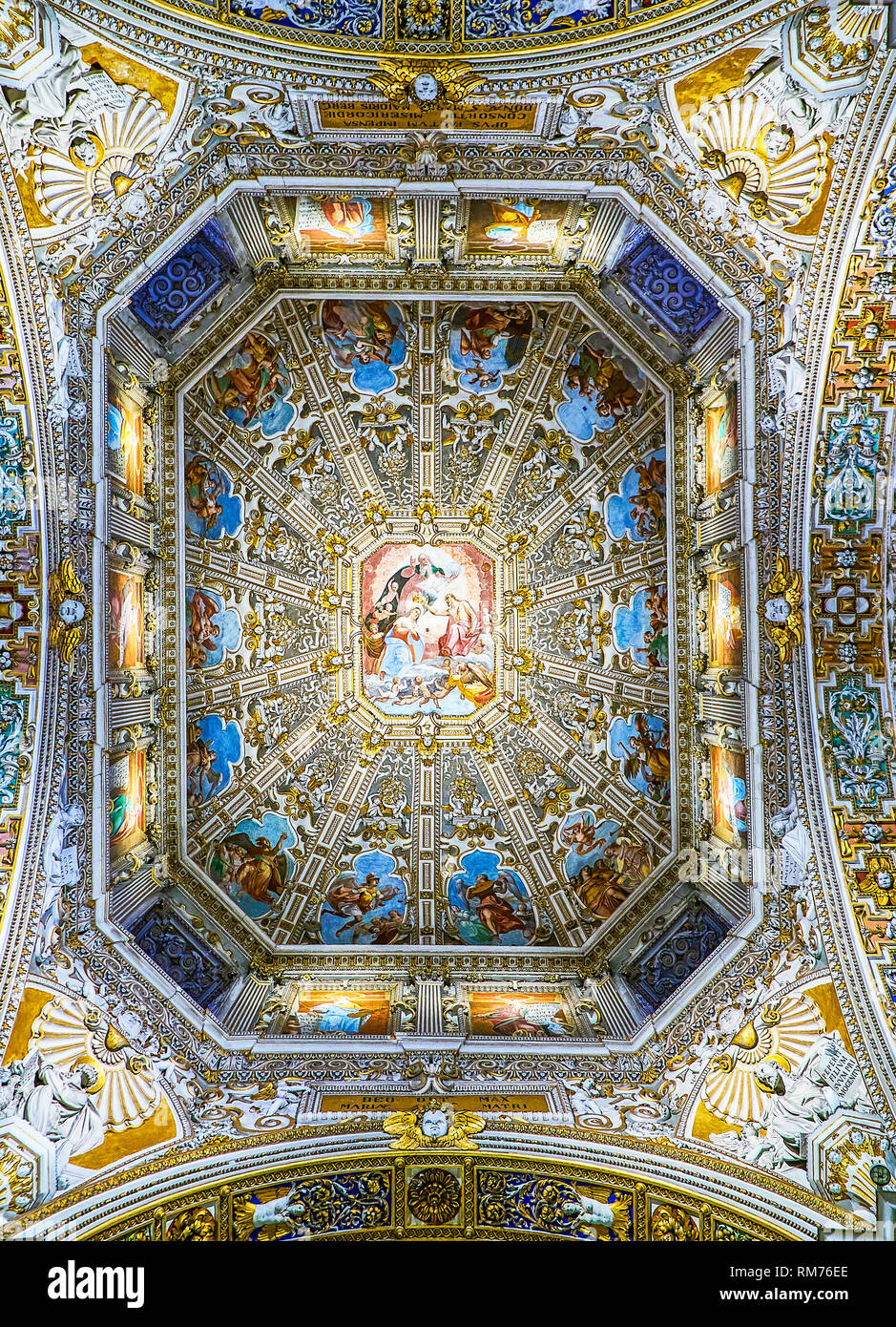 Die Krönung der Jungfrau, Stuckarbeiten und Fresken an der Haube durch die achteckige Laterne von Giovan Paolo Cavagna. Bergamo, Lombardei, Italien. Stockfoto