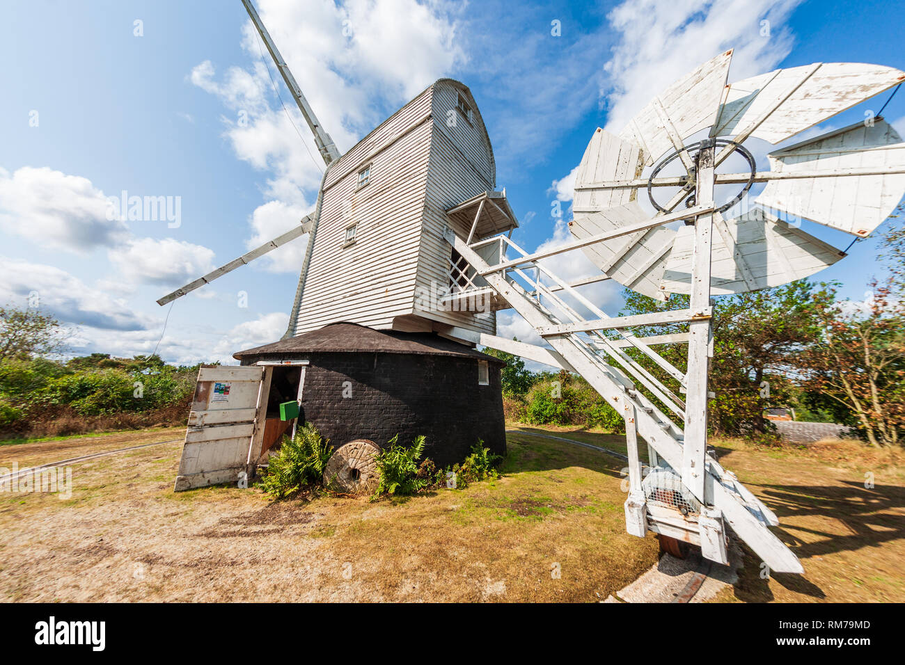 Holton Windmühle Windmühle aus dem 18. Jahrhundert post Mühle mit einem Ziegelstein roundhouse geteert. In den 1960er Jahren restauriert. haleswoth Suffolk Stockfoto
