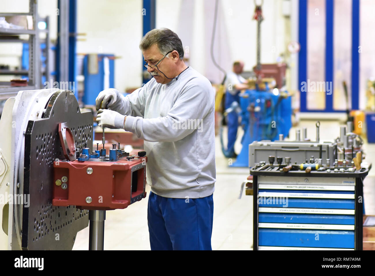 Ältere Arbeitnehmer im Maschinenbau - Industrie Fabrik für die Produktion von Stahl Getriebe Stockfoto
