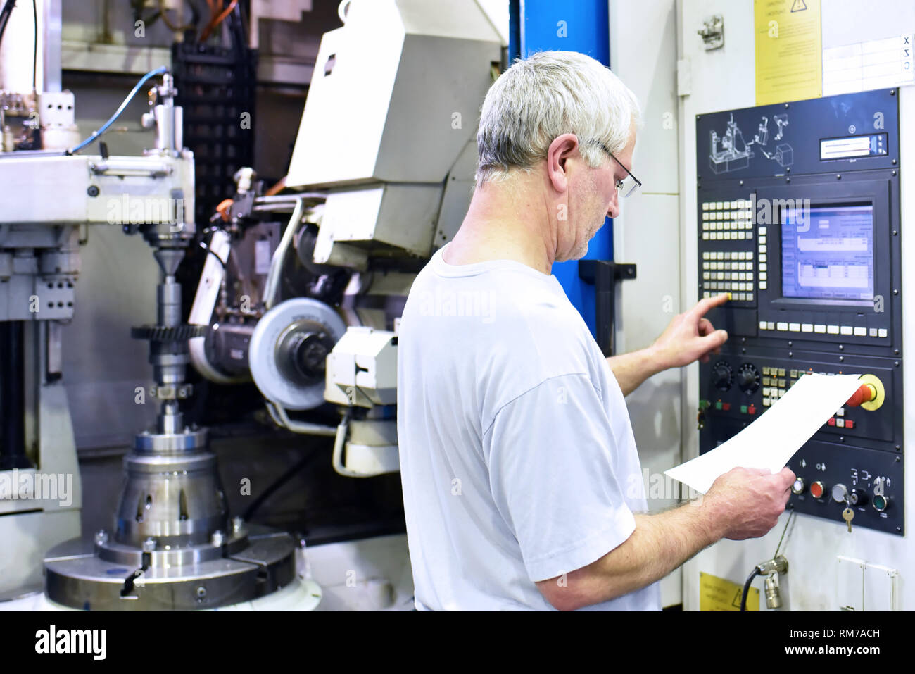 Cnc-Maschine im modernen industriellen Maschinenbau - Arbeitnehmer am Arbeitsplatz Stockfoto