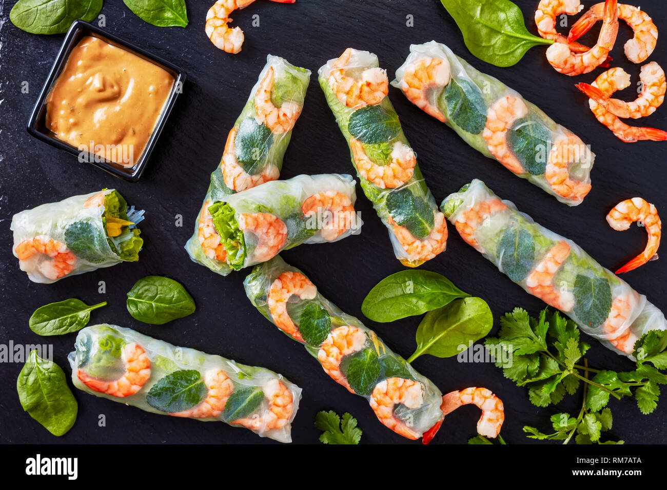 Frische Fruhlingsrolle Vietnamesische Reispapier Brotchen Mit Salat Sojasprossen Nudeln Nudeln Und Garnelen Serviert Mit Erdnuss Sosse Auf Einem Schwarzen Stockfotografie Alamy