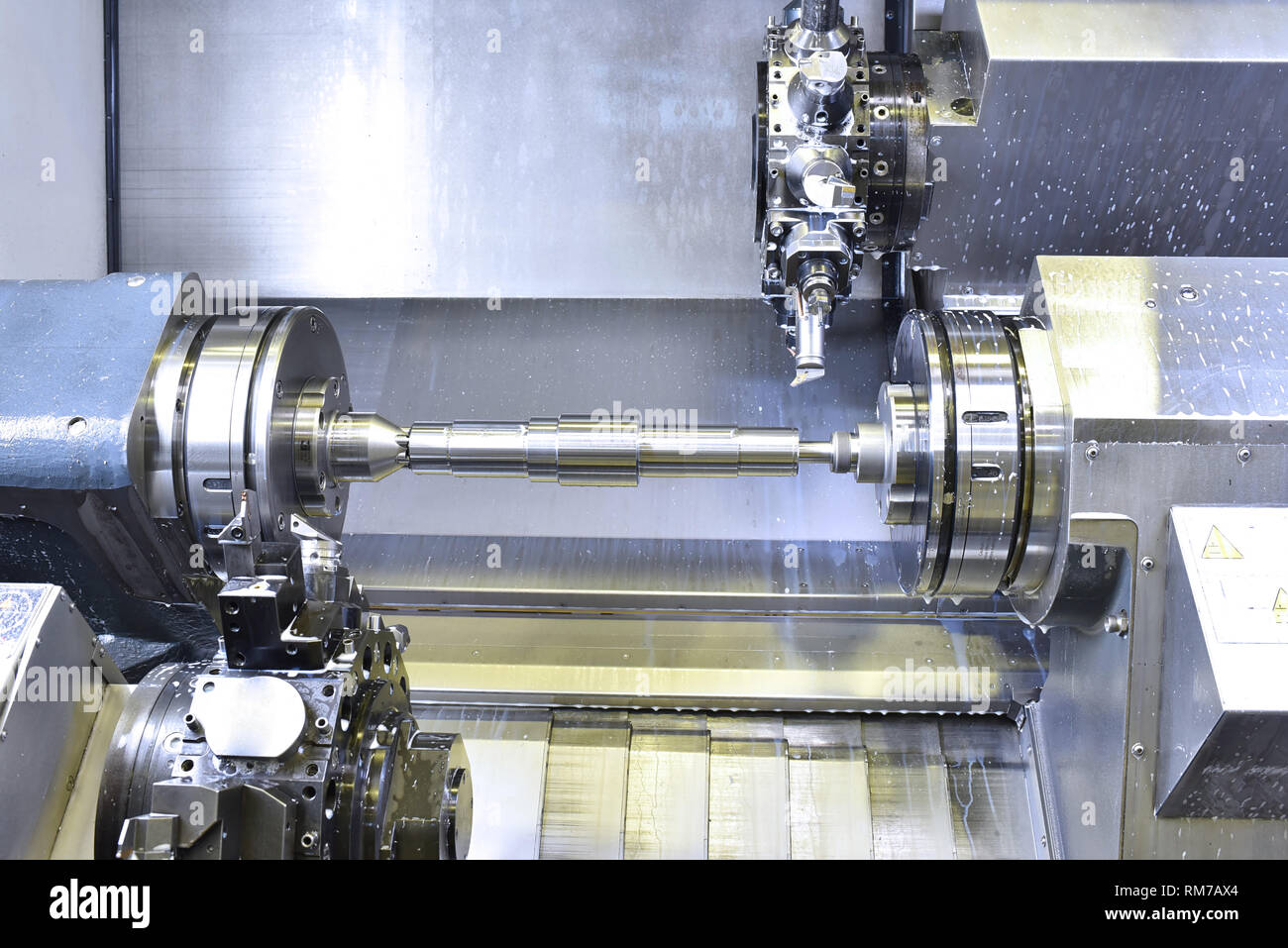 Moderne CNC-Maschine für die Bearbeitung von Werkstücken aus Metall für den Maschinenbau Stockfoto