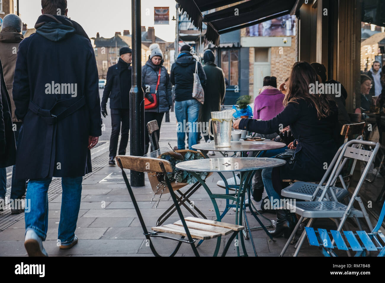 London, Großbritannien - 03 Februar, 2019: Die Menschen sitzen an einem Tisch in einem Cafe am Broadway Markt, einer Einkaufsstraße im Herzen von Hackney, im Osten Londo Stockfoto