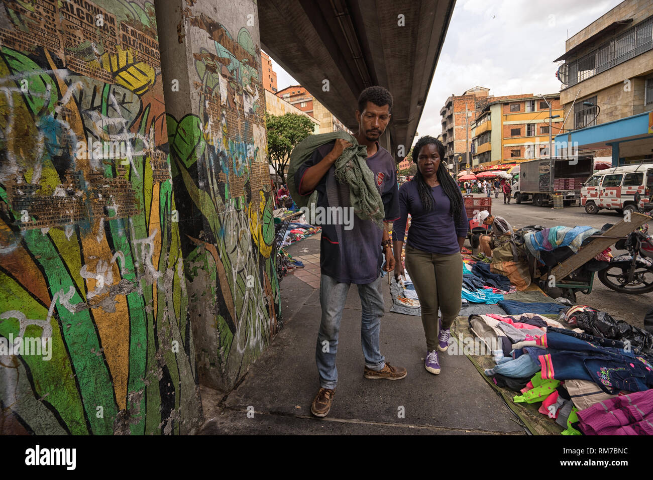 Medellin, Kolumbien - 26. Juli 2018: Mann Und Frau Gehen Durch den Prado Flohmarkt Stockfoto