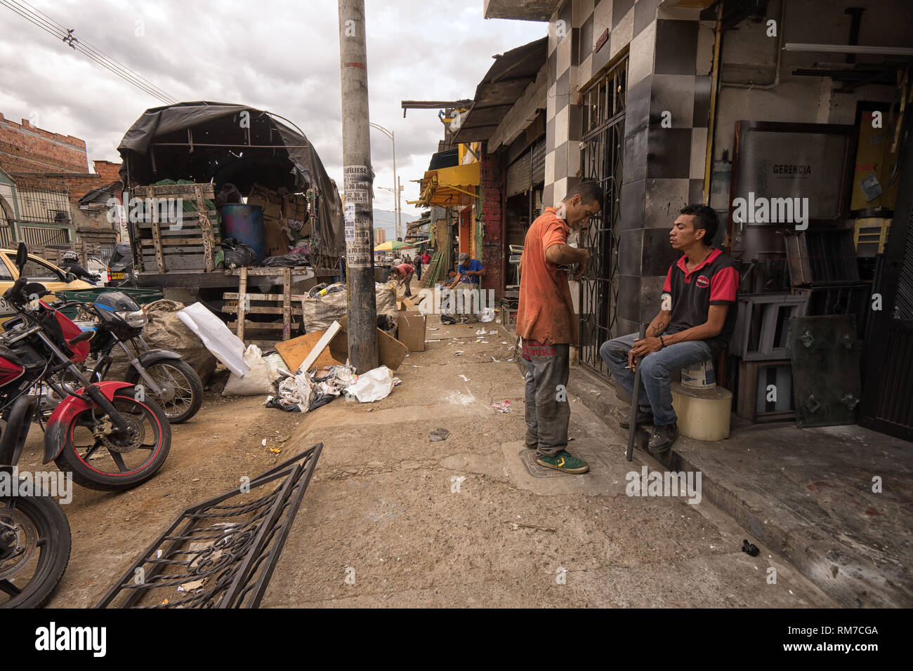 Medellin, Kolumbien - 26. Juli 2018: Männer in einer schweißerei auf der Straße arbeiten Stockfoto