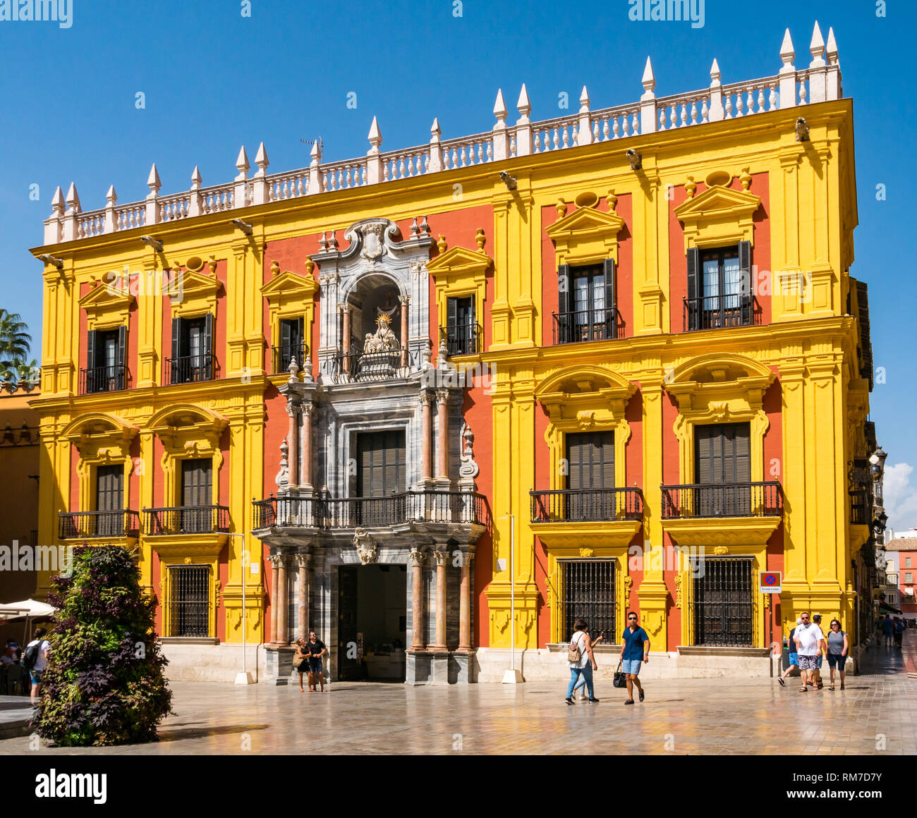 Menschen zu Fuß Vergangenheit bischöflicher Palast oder Bischöfen Palast, dem Plaza del Obispo, Malaga, Andalusien, Spanien Stockfoto