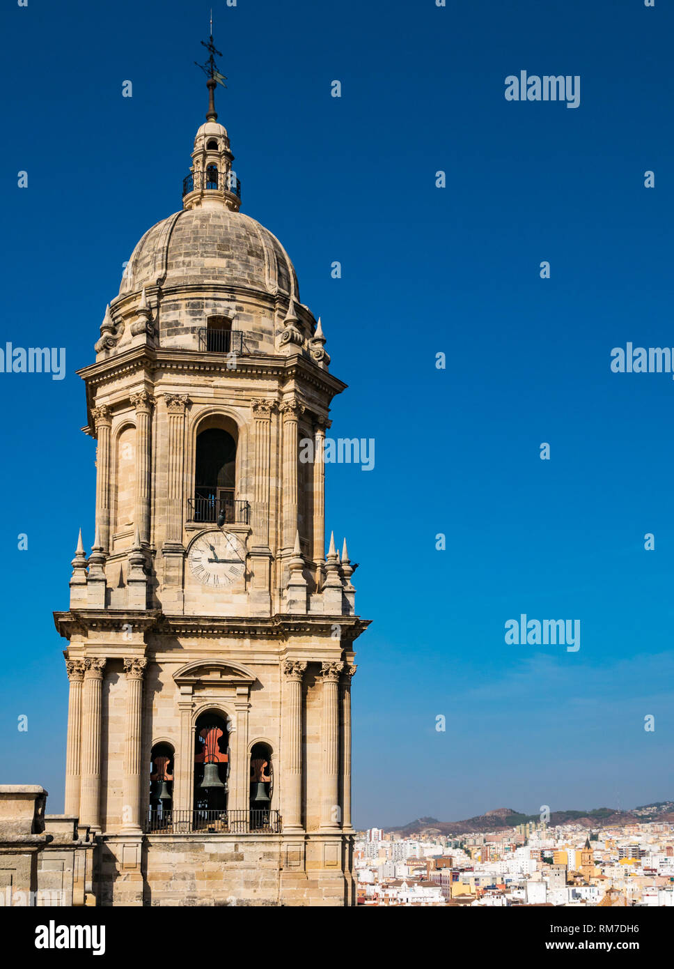 Der Glockenturm der Kathedrale, Basilika und Blick über die Dächer von Malaga, Andalusien, Spanien Stockfoto