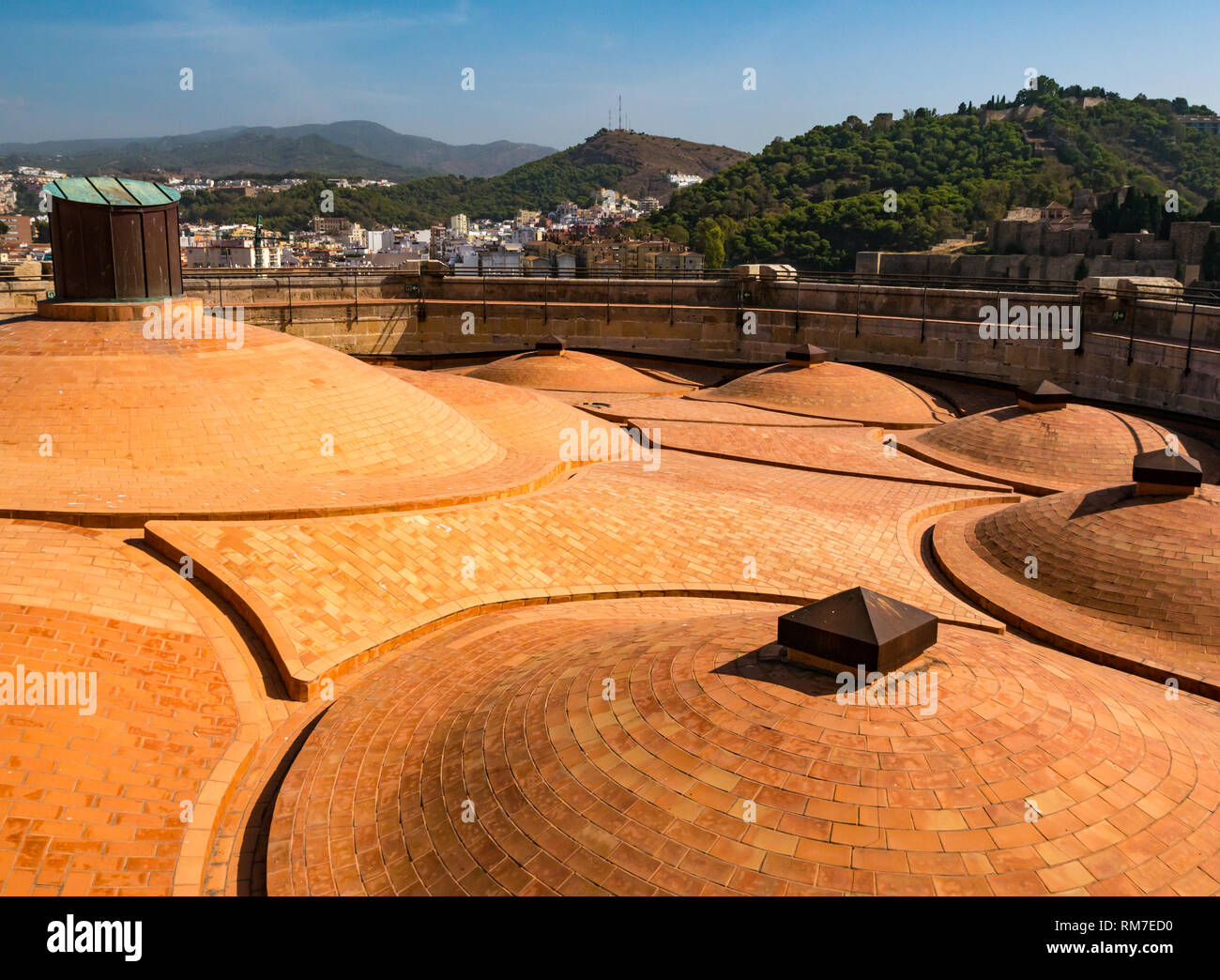 Ungewöhnliche gewölbte Ziegel Dach, Kathedrale Basilica, Malaga, Andalusien, Spanien Stockfoto