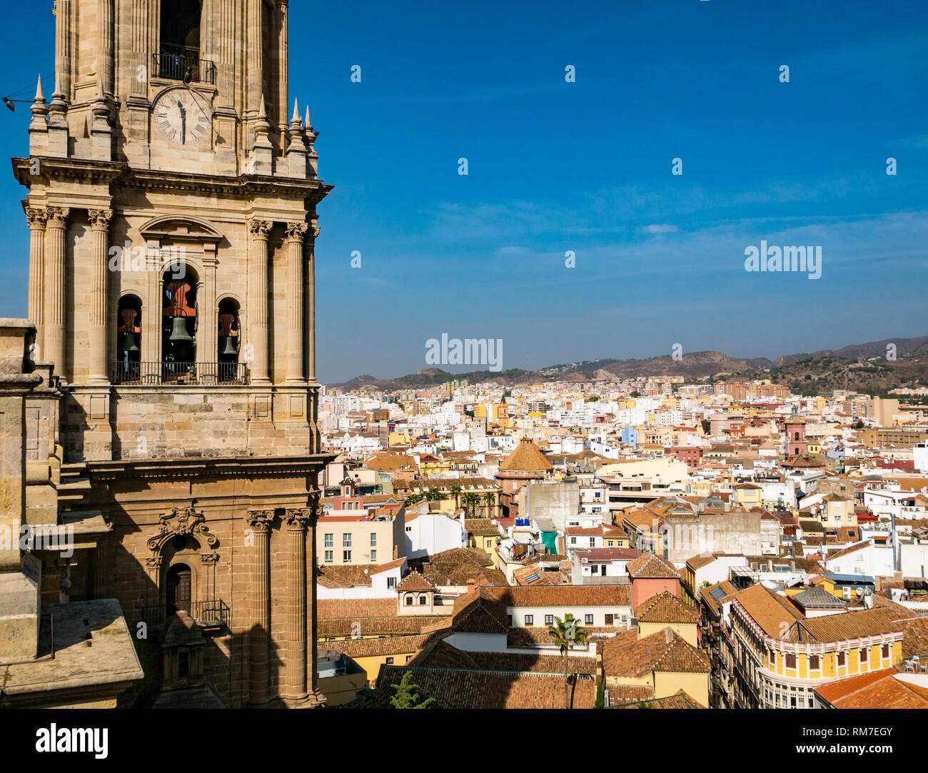 Glockenturm und Blick über die Dächer, Kathedrale Basilica, Malaga, Andalusien, Spanien Stockfoto