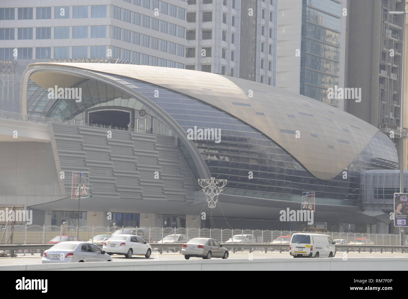 Emirates Towers U-Bahnhof im Financial District in der Sheikh Zayed Road in Dubai in den Vereinigten Arabischen Emiraten (VAE). Stockfoto